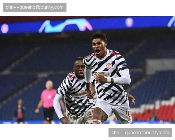 赛前踩场:曼联重点演练由攻转守时,中前场队员的反抢与落位 赛前踩场:曼联重点演练由攻转守时,中前场队员的反抢与落位