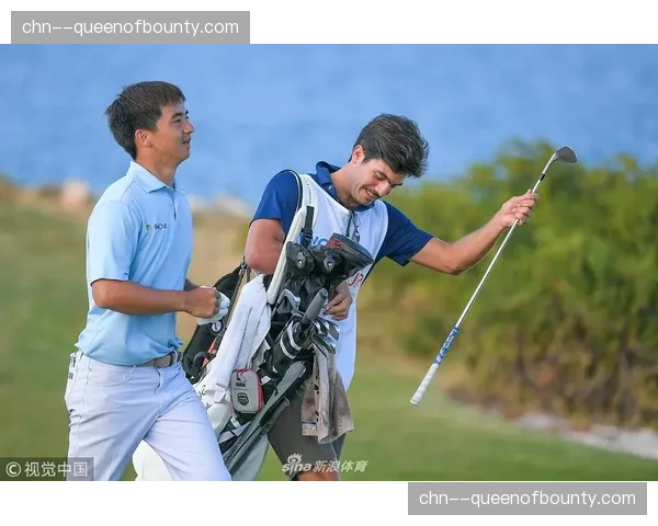 特写：19岁小将韦伯攻入德甲处子球后，与看台上患病的母亲相拥而泣