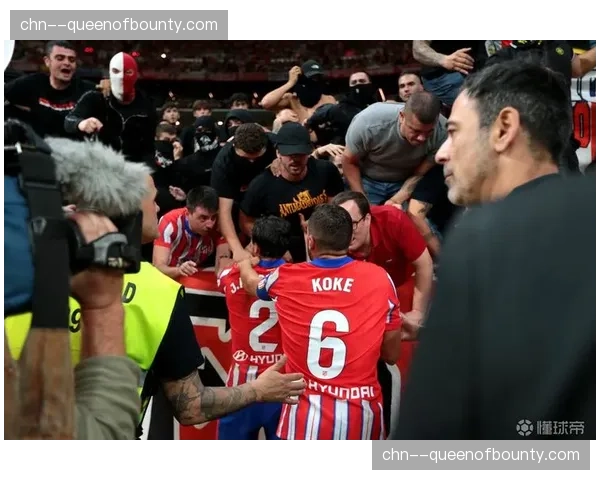 快讯:因主队球迷投掷烟火,尼斯主场对阵里昂的比赛中断十分钟 快讯:因主队球迷投掷烟火,尼斯主场对阵里昂的比赛中断十分钟