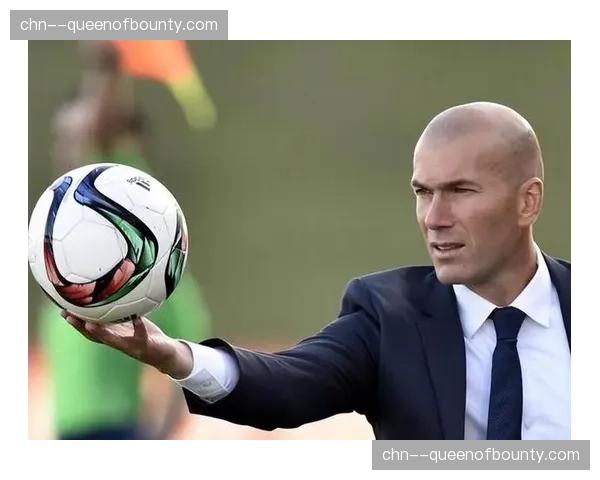 朗斯队长福法纳:“我们的3-4-3要求每个中场都必须能攻善守” 朗斯队长福法纳:“我们的3-4-3要求每个中场都必须能攻善守”