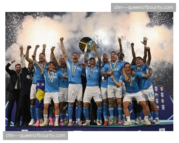 那不勒斯举办“冠军归来”周年巡游，纪念三年前夺冠